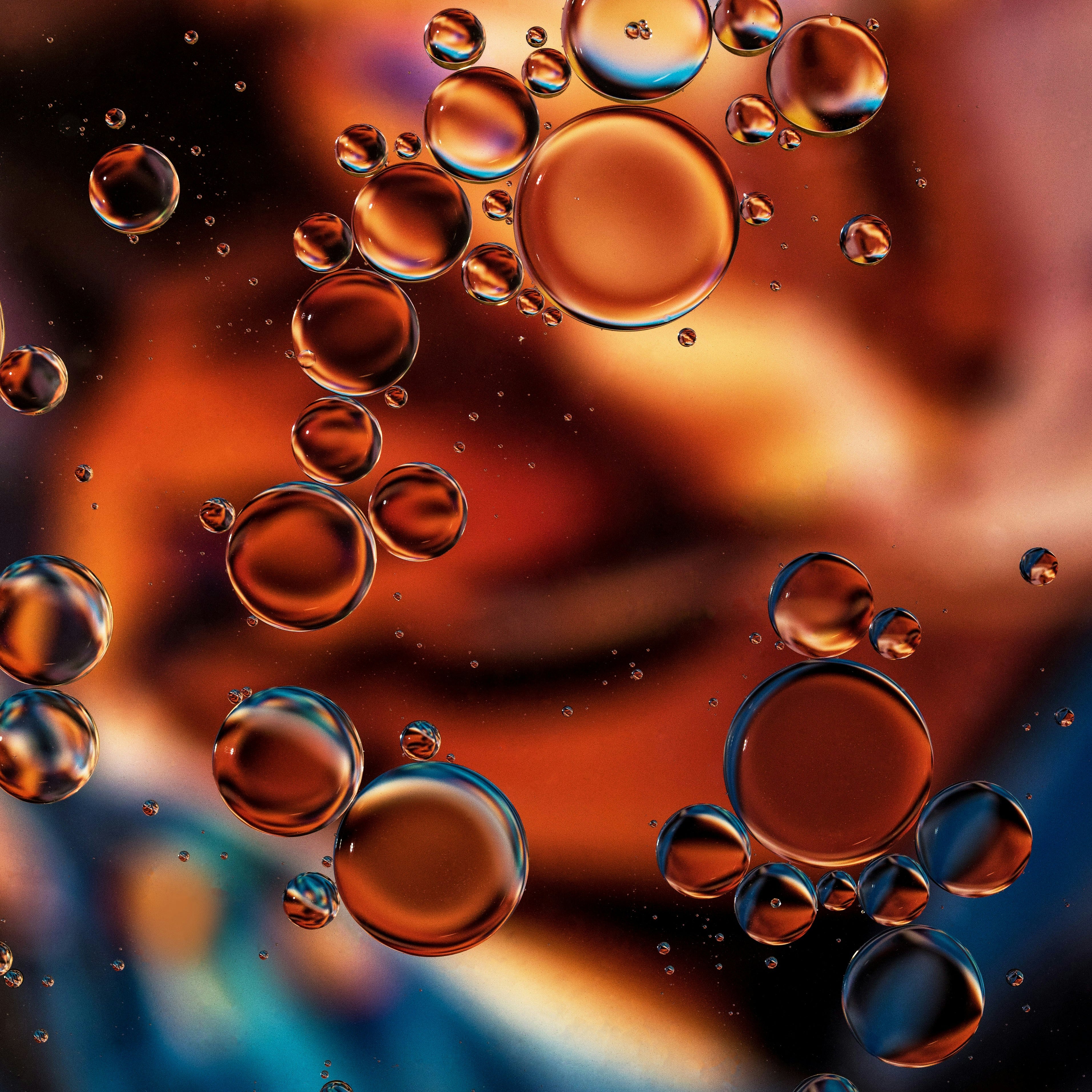 gotas de agua con fondo brillante en rojos y azules