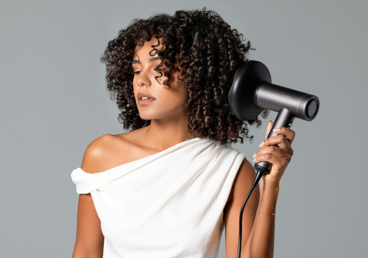 Rutina capilar para cabellos rizados con la gama Curly Monoi de Be Natural